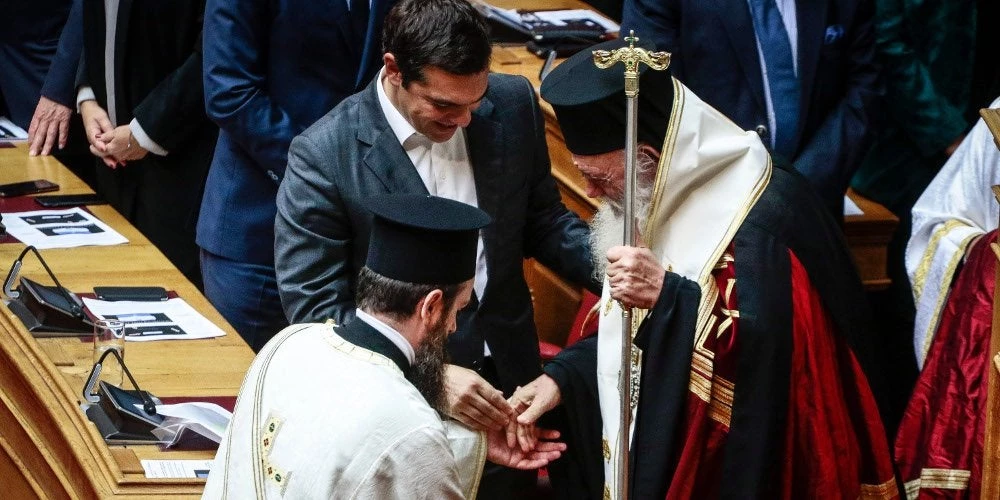 Ορκίστηκε η τελευταία κυβέρνηση της παρούσας Βουλής – Οι ατάκες, οι χειραψίες και οι απουσίες